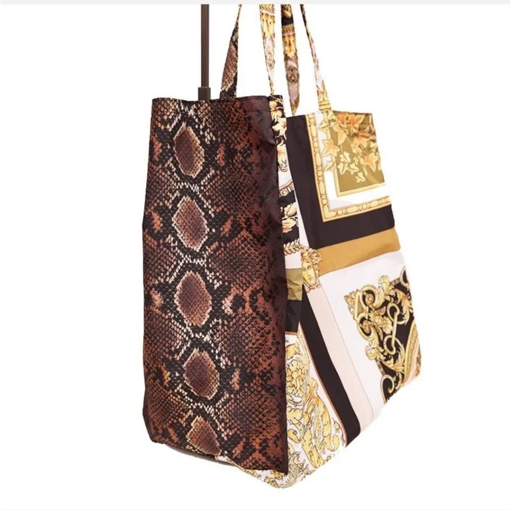 Versace Tote  (SOLD OUT) - Picture 5 of 11